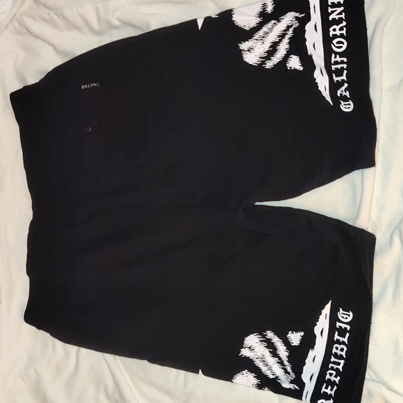 Shorts - Picture 3 of 3